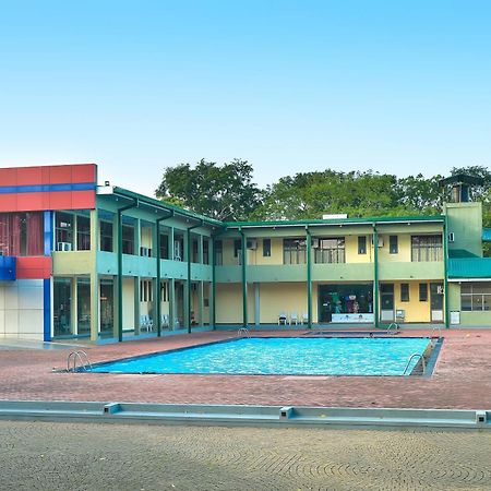 Gunners Club Hotel Minneriya Bagian luar foto